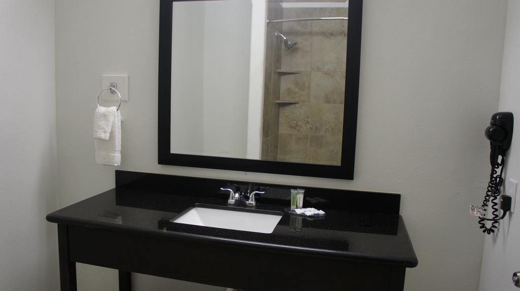 Lux Inn And Suites Three Rivers الغرفة الصورة