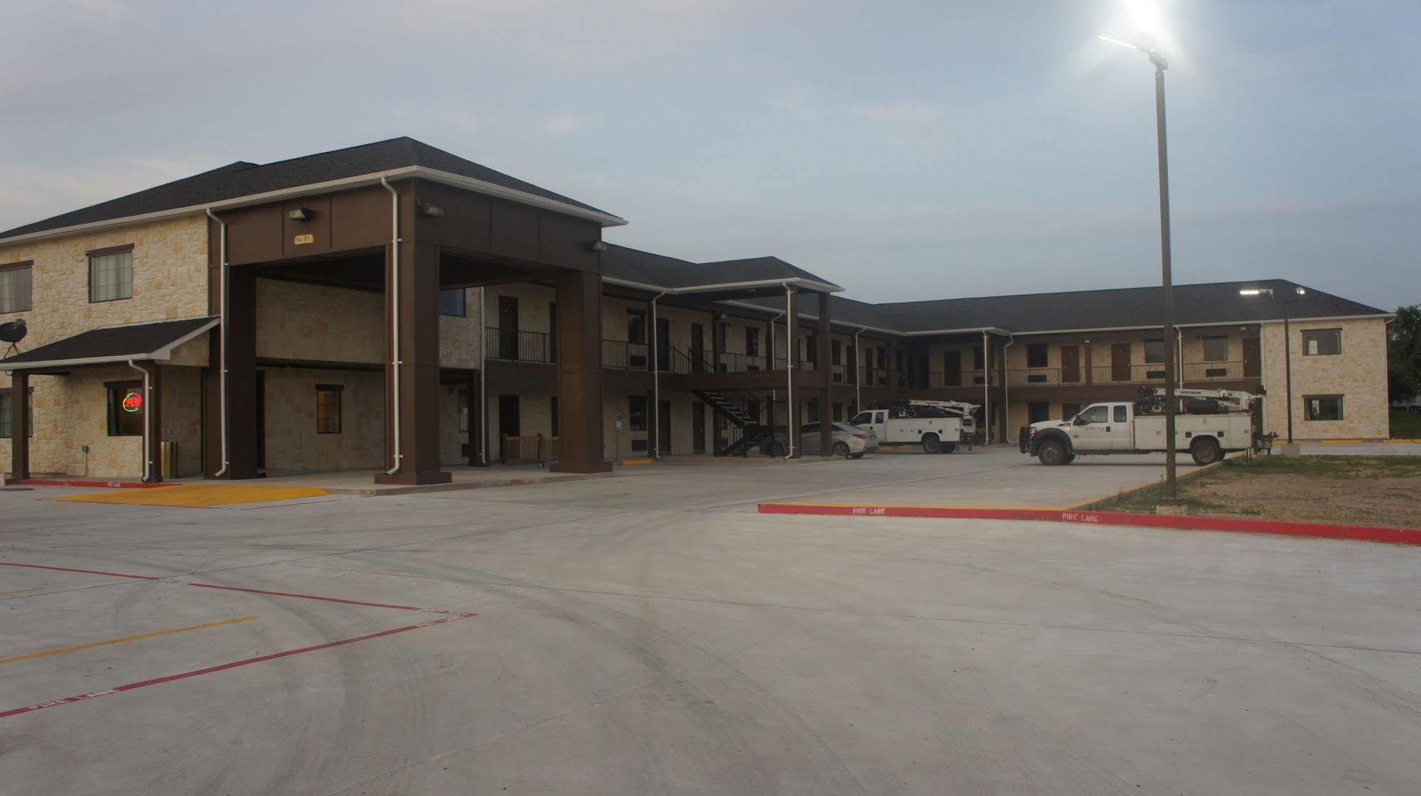 Lux Inn And Suites Three Rivers المظهر الخارجي الصورة