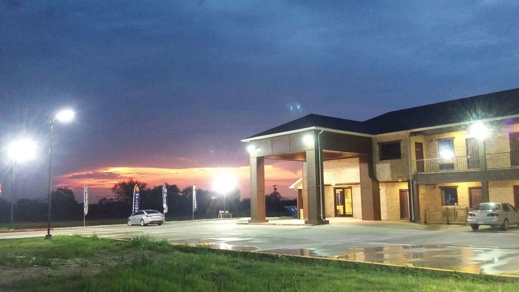 Lux Inn And Suites Three Rivers المظهر الخارجي الصورة